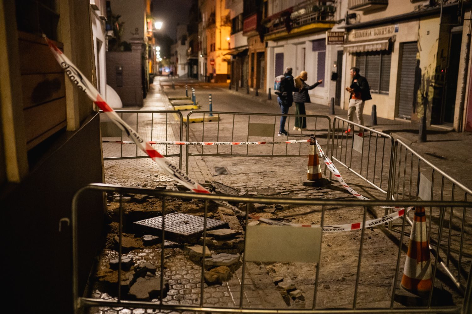 La arqueta eléctrica que ha reventado en calle Relator cuando pasaba la Macarena. La arqueta eléctrica que ha reventado en calle Relator cuando pasaba la Macarena.