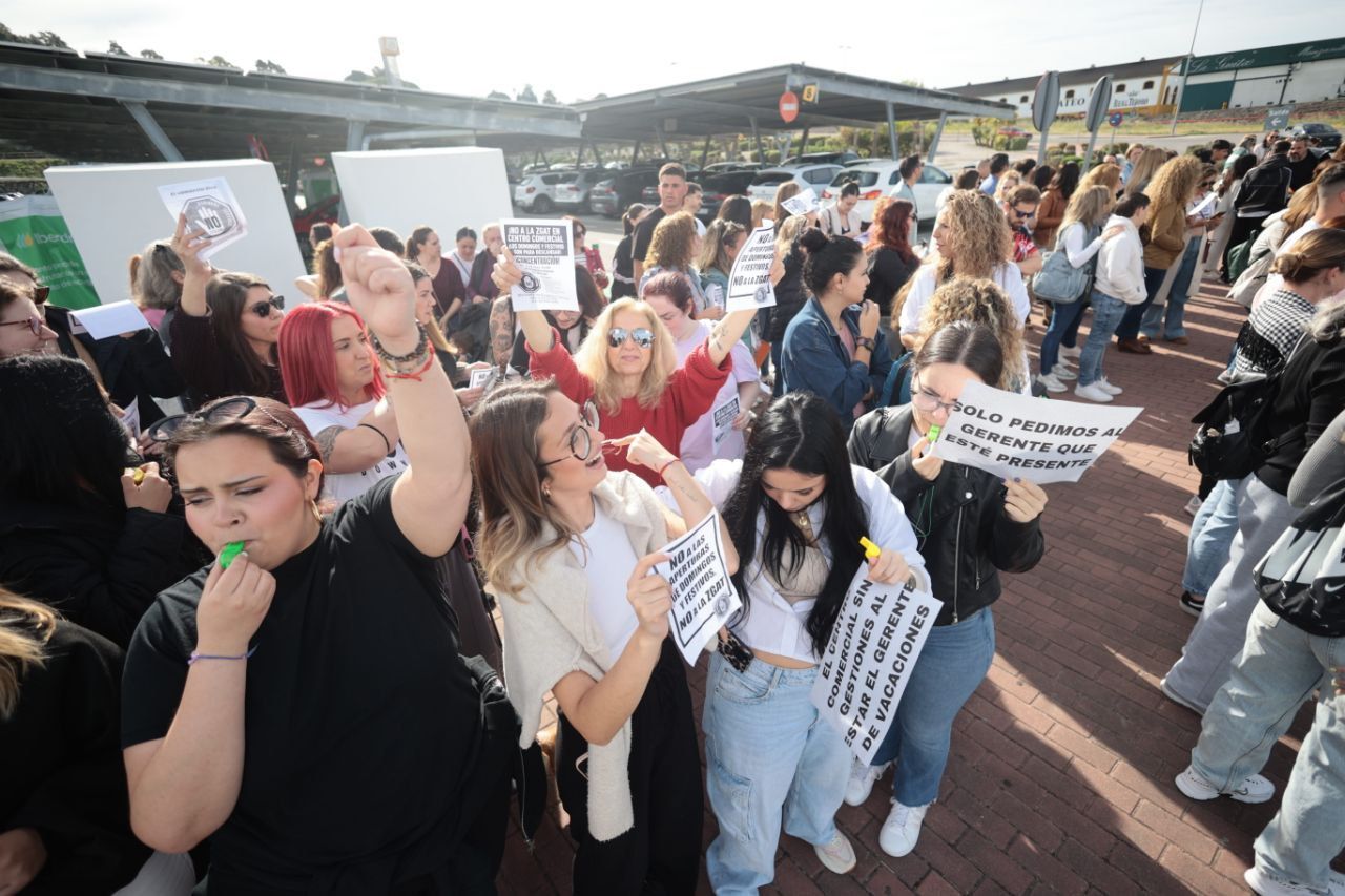 Protestas de trabajadores por la ZGAT y apertura este Viernes Santo en Jerez.