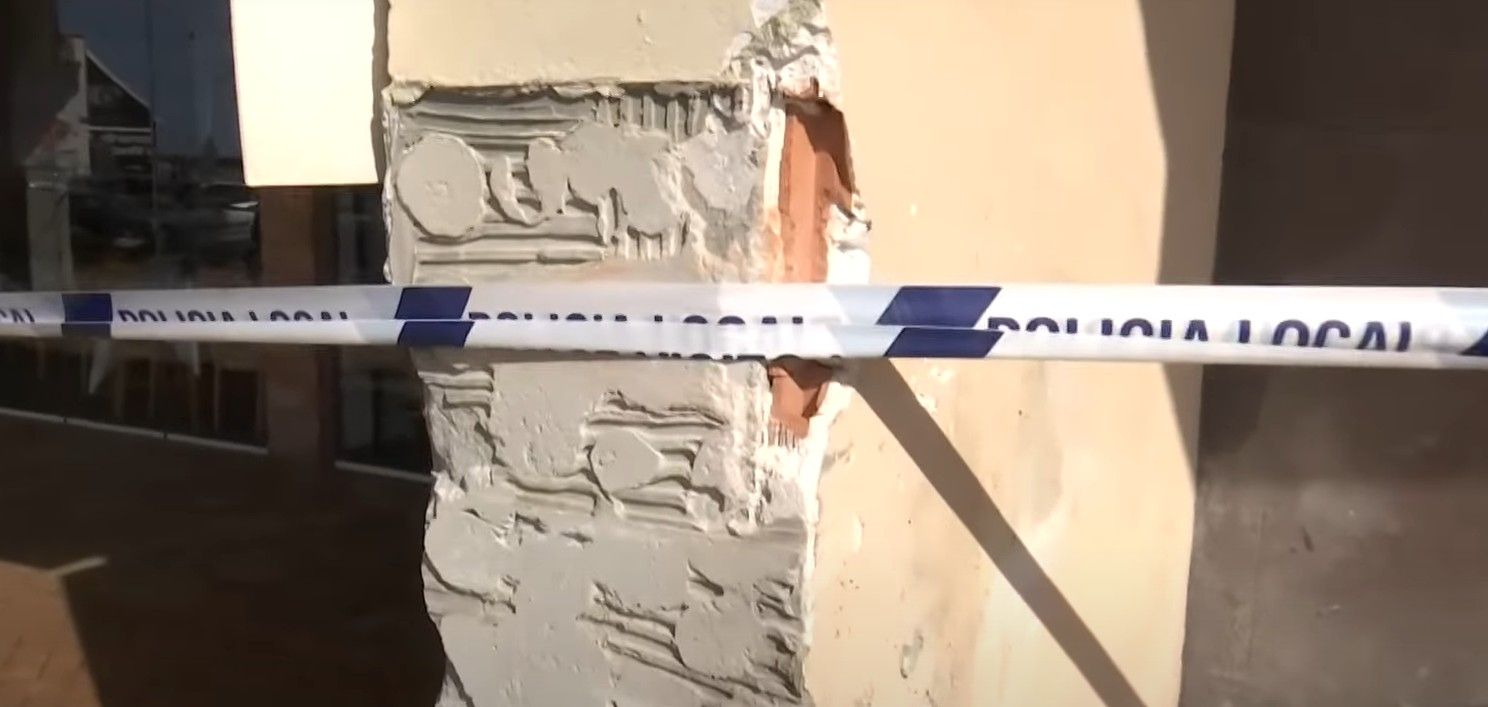 El estado en que ha quedado la terraza tras el atropello múltiple en Fuengirola, en una imagen de RTVE.