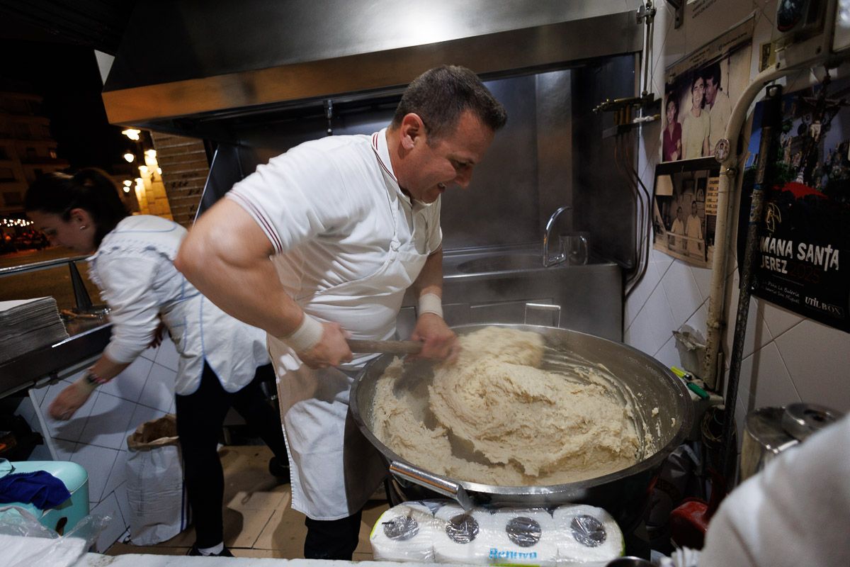 Antonio, pala en mano, prepara los 400 kilos de masa para alimentar a una ciudad que no duerme.