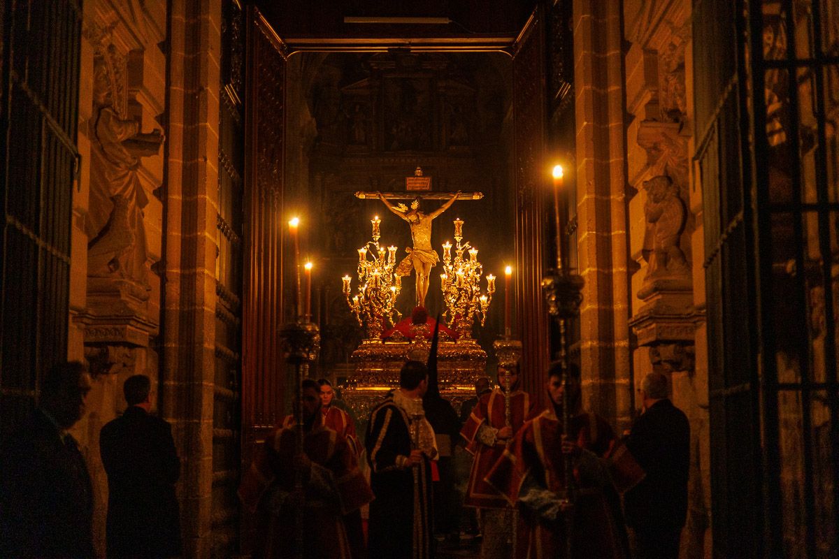 El paso del Crucificado de San Miguel no solo recorre calles, también atraviesa generaciones.