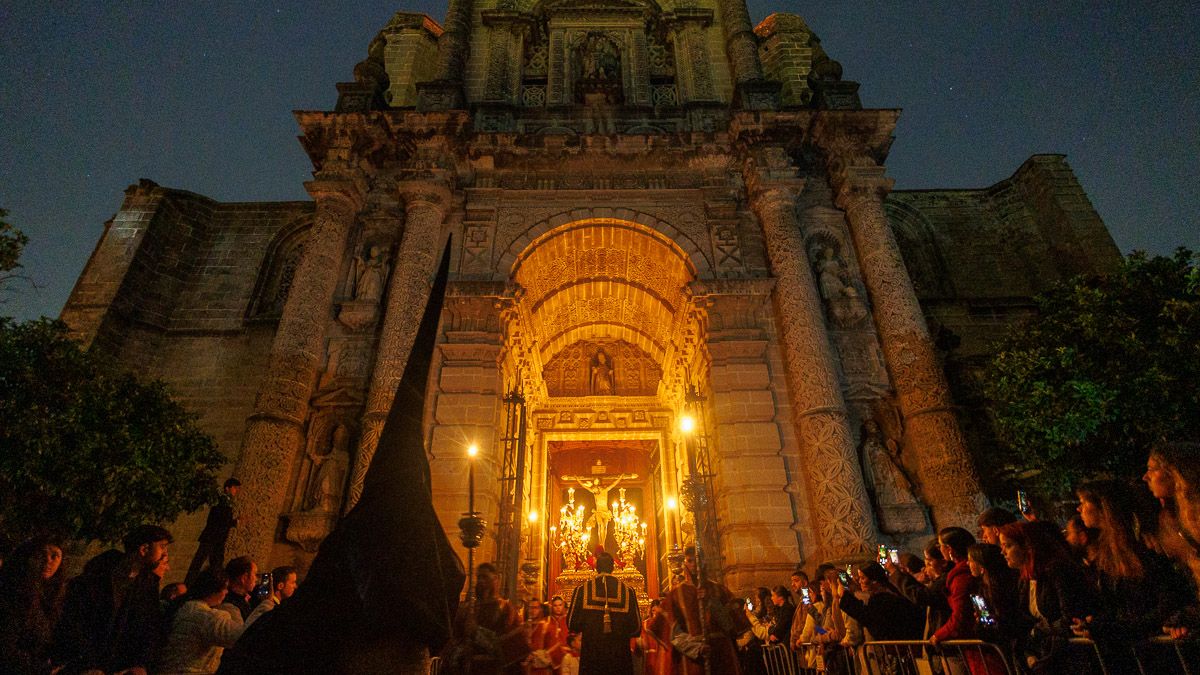 El Santo Crucifijo saliendo de San Miguel la pasada Madrugada con la plaza a oscuras.