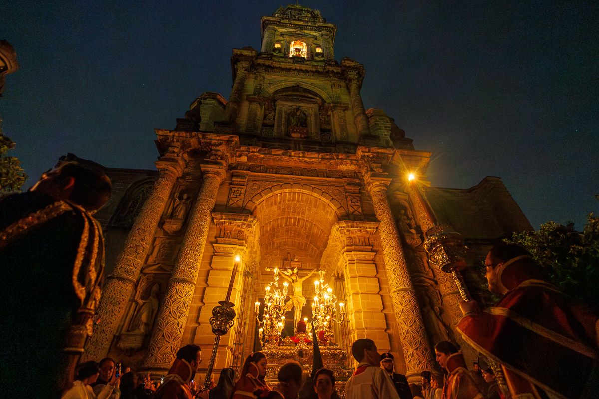 El Santo Crucifijo enmarcado en la puerta de San Miguel.