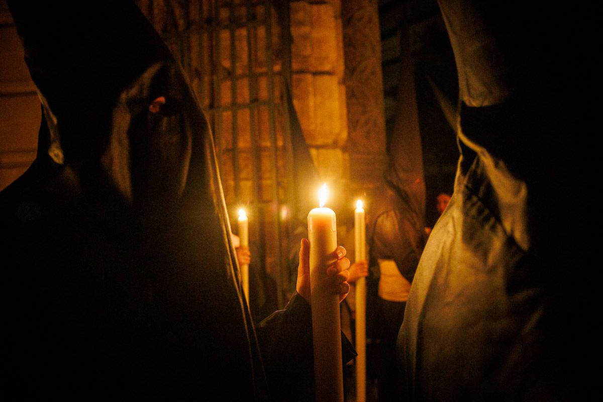 Silencio y la luz la de los cirios en la salida de San Miguel.
