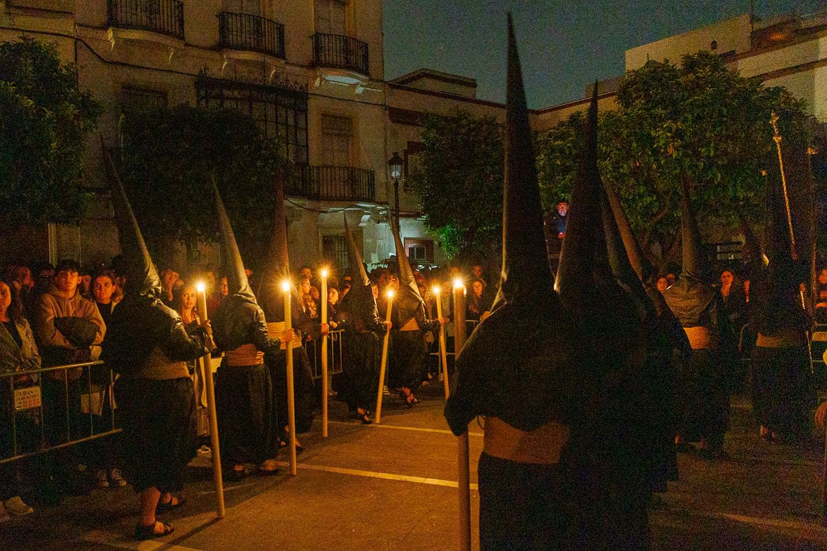 El cortejo más silencioso, el más solemne: Jerez se detiene.