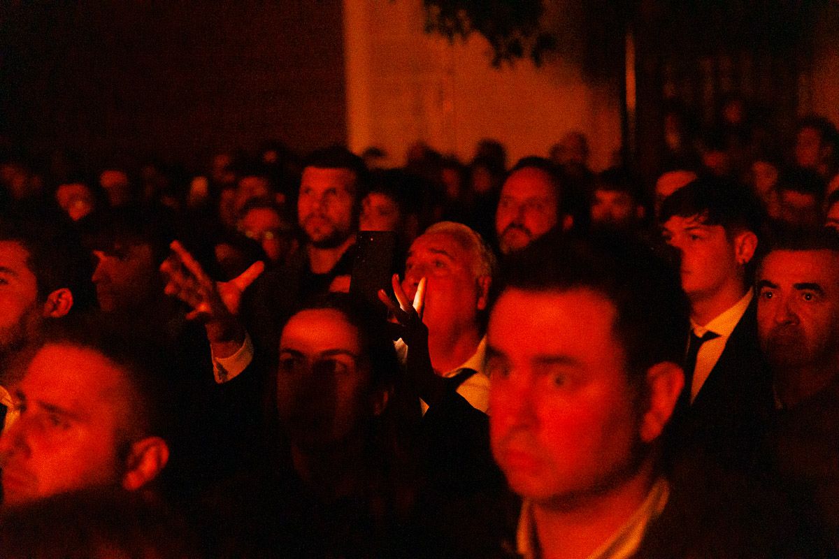 Una saeta con el crucificado de San Miguel y la única luz la de los cirios.