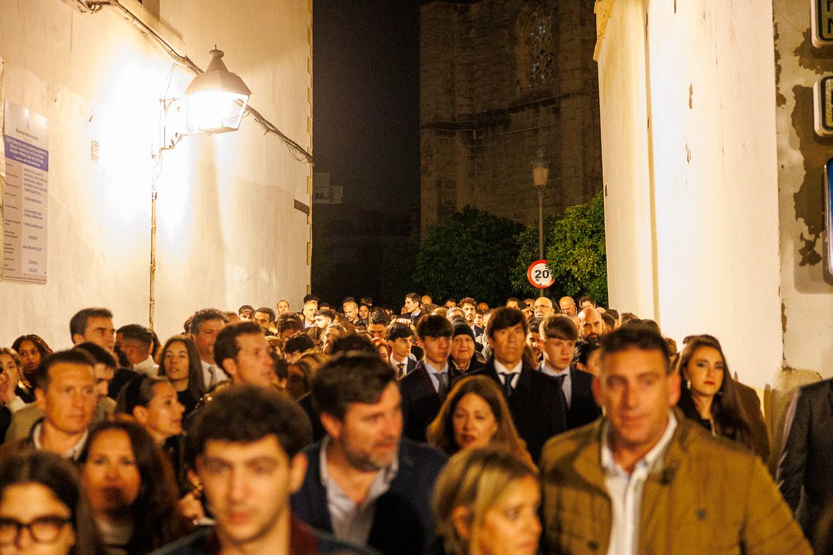 Atascos de público para no perderse ninguna hermandad de la madrugada jerezana.