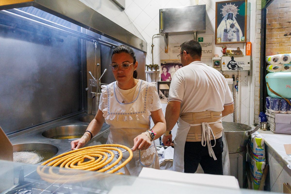 María enciende el fuego como cada Madrugada: su puesto de churros tiene 140 años de tradición.