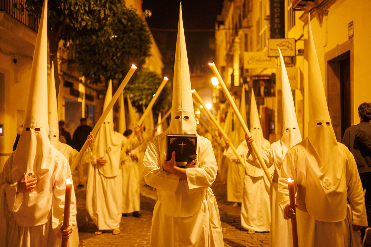 Jerez contempla, enmudecido, cómo la tradición se abre paso con túnica blanca.
