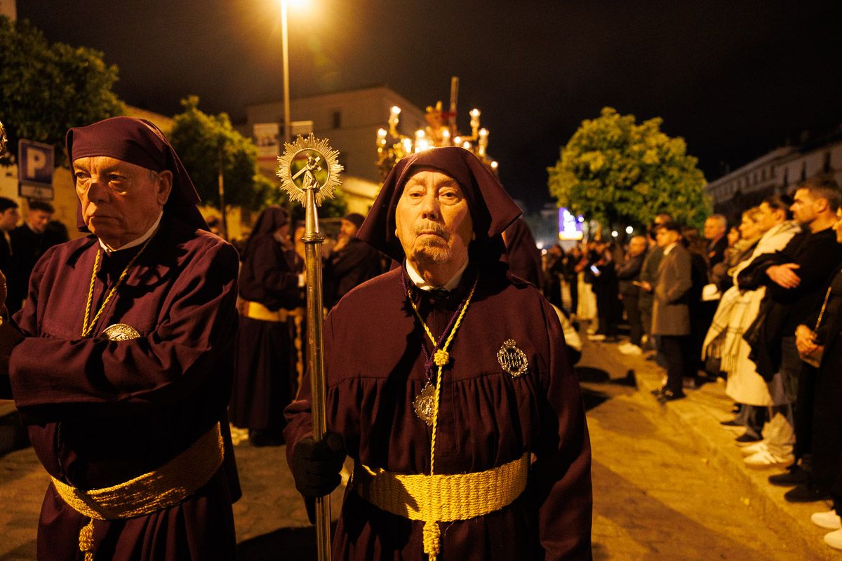Nazarenos de hasta 89 años desfilan con la misma devoción de toda una vida con la túnica.