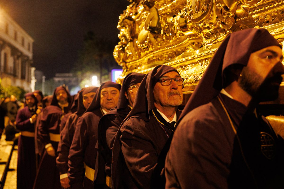 Cada paso del Nazareno sobre el adoquín es un acto de entrega.