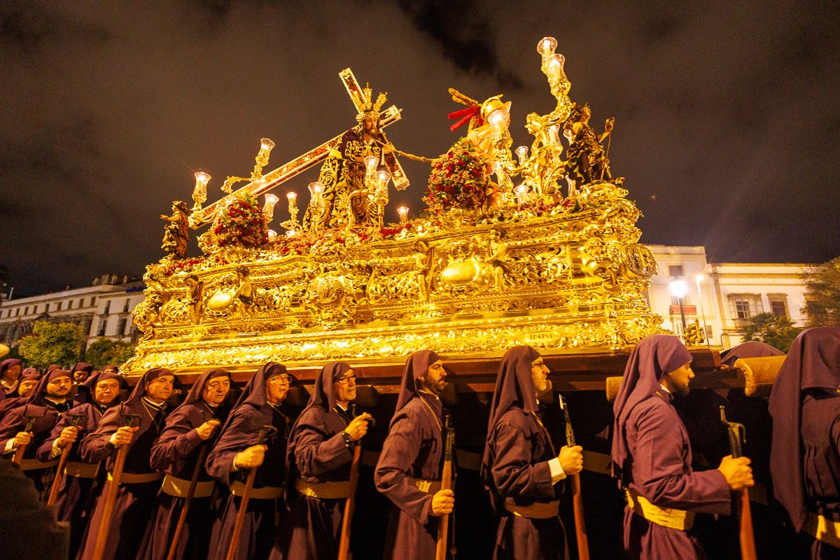 Así cargan al Señor los hombres del Nazareno. Algunos llevan años, otros debutan este año, pero todos con la horquilla y el mismo corazón.