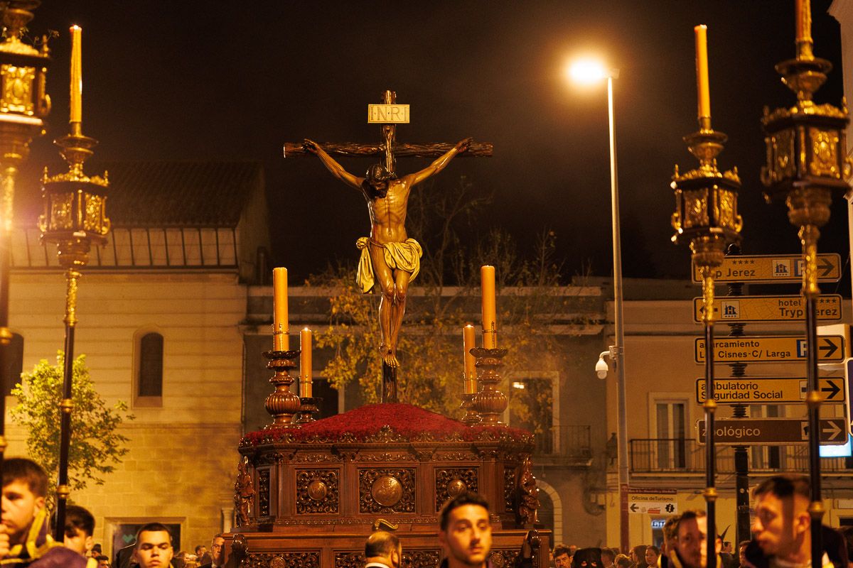 Silencio absoluto. El Cristo de La Buena Muerte avanza entre penumbras y respeto sobrecogedor.