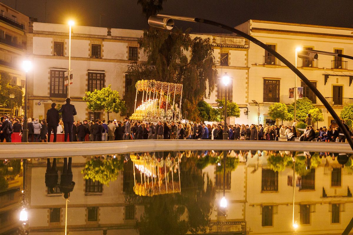 Ntra. Madre y Sra. del Traspaso reflejada en la fuente del Mamelón.