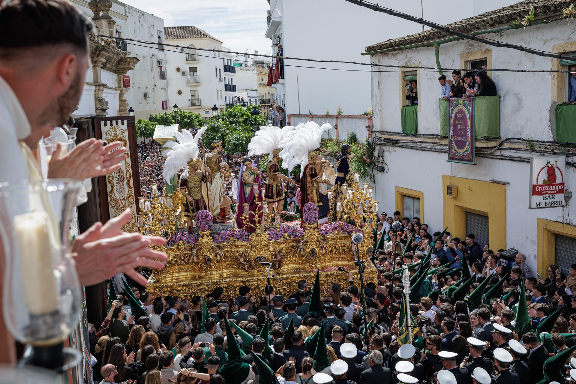 La Plazuela despierta para recoger a su cofradía: La Yedra ya vuelve a casa.