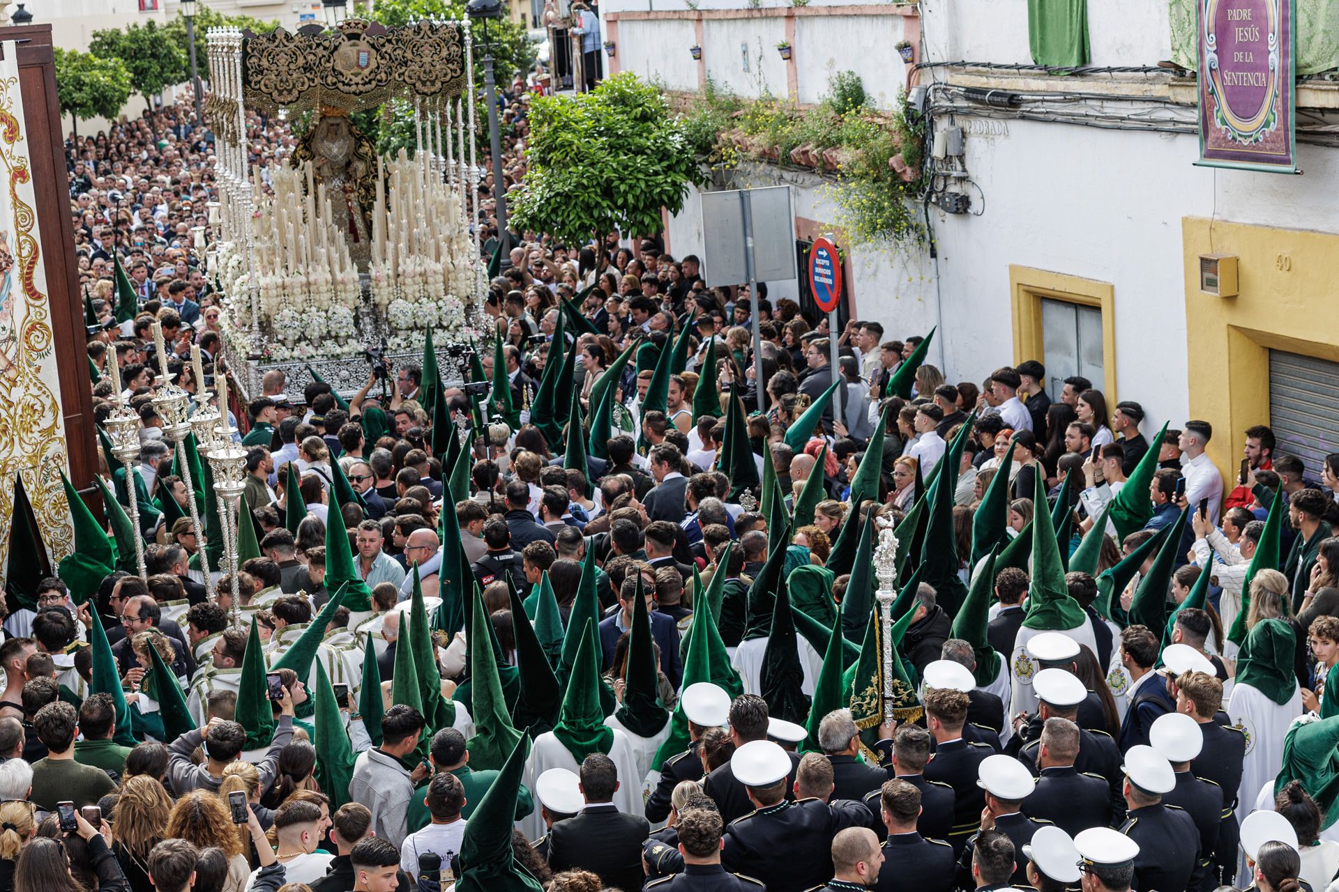 La Esperanza de La Yedra llegando a la capilla en la mañana del Viernes Santo.