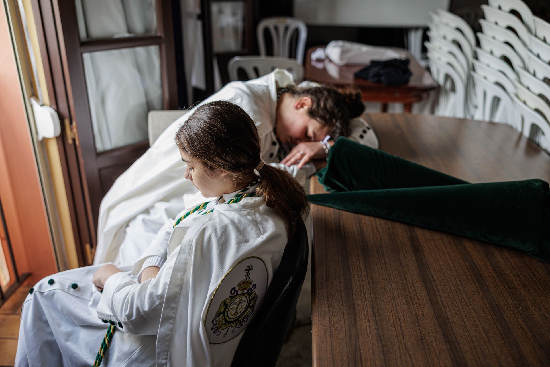 Hermanas de la Yedra agotadas tras la estación de penitencia desde la madrugada.