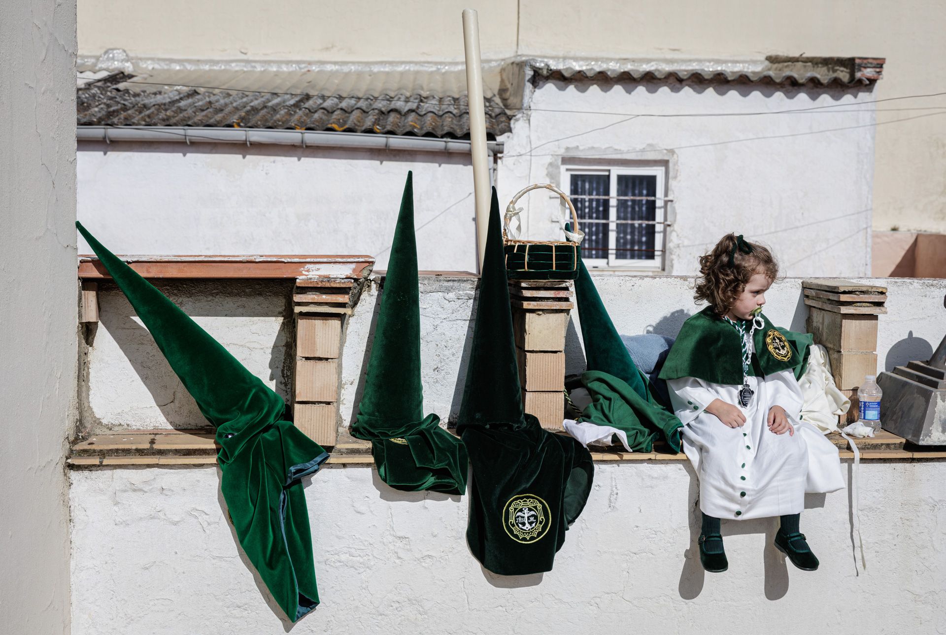Una pequeña monaguilla entre capirotes de La Yedra.