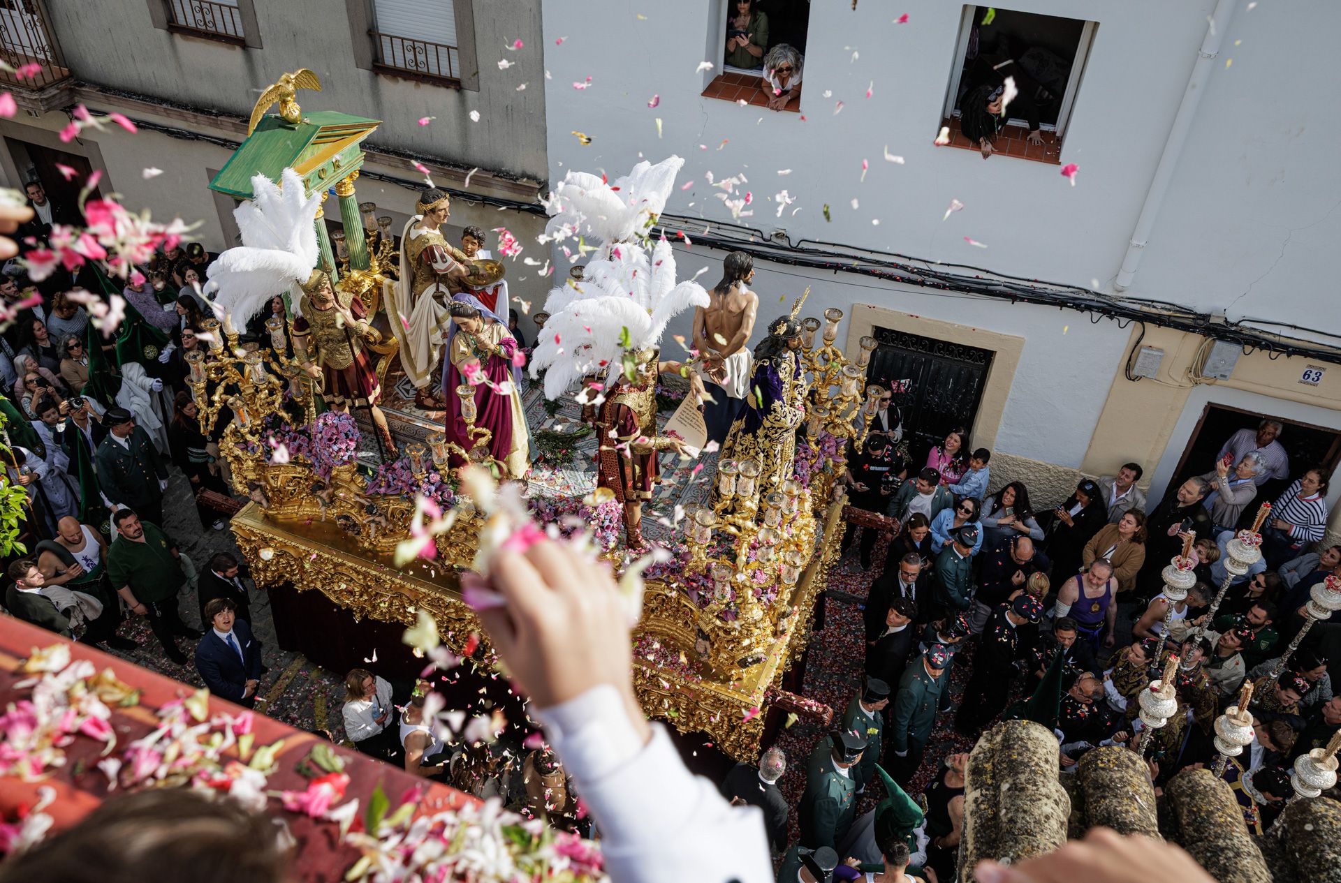 Petalada al Señor de la Sentencia, de Jerez, en La Plazuela en la mañana de Viernes Santo.   ESTEBAN