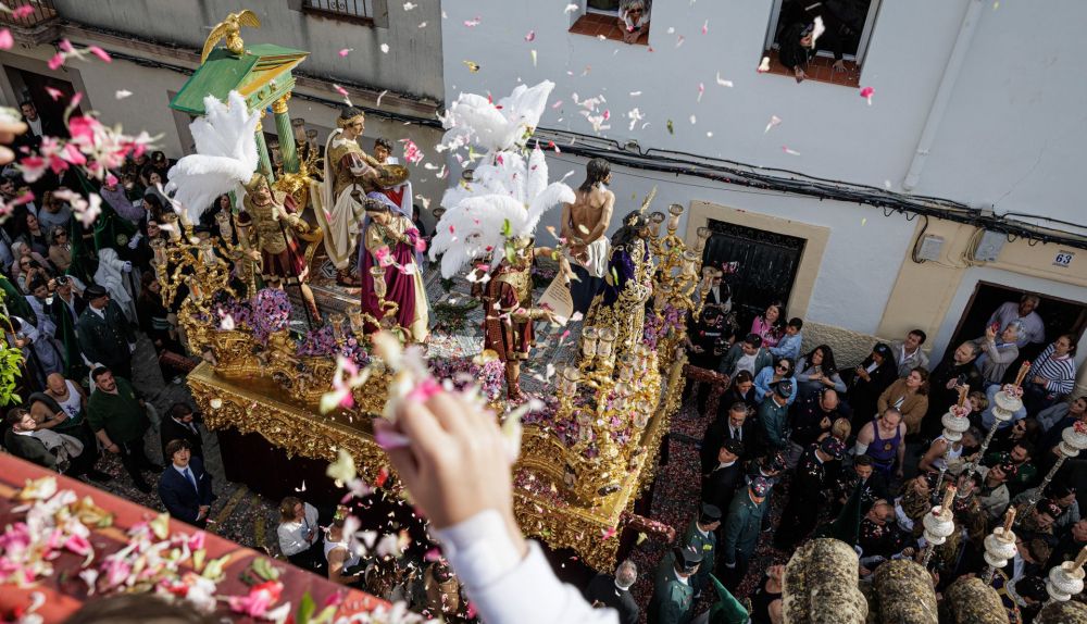 Petalada al Señor de la Sentencia, de Jerez, en La Plazuela en la mañana de Viernes Santo.   ESTEBAN