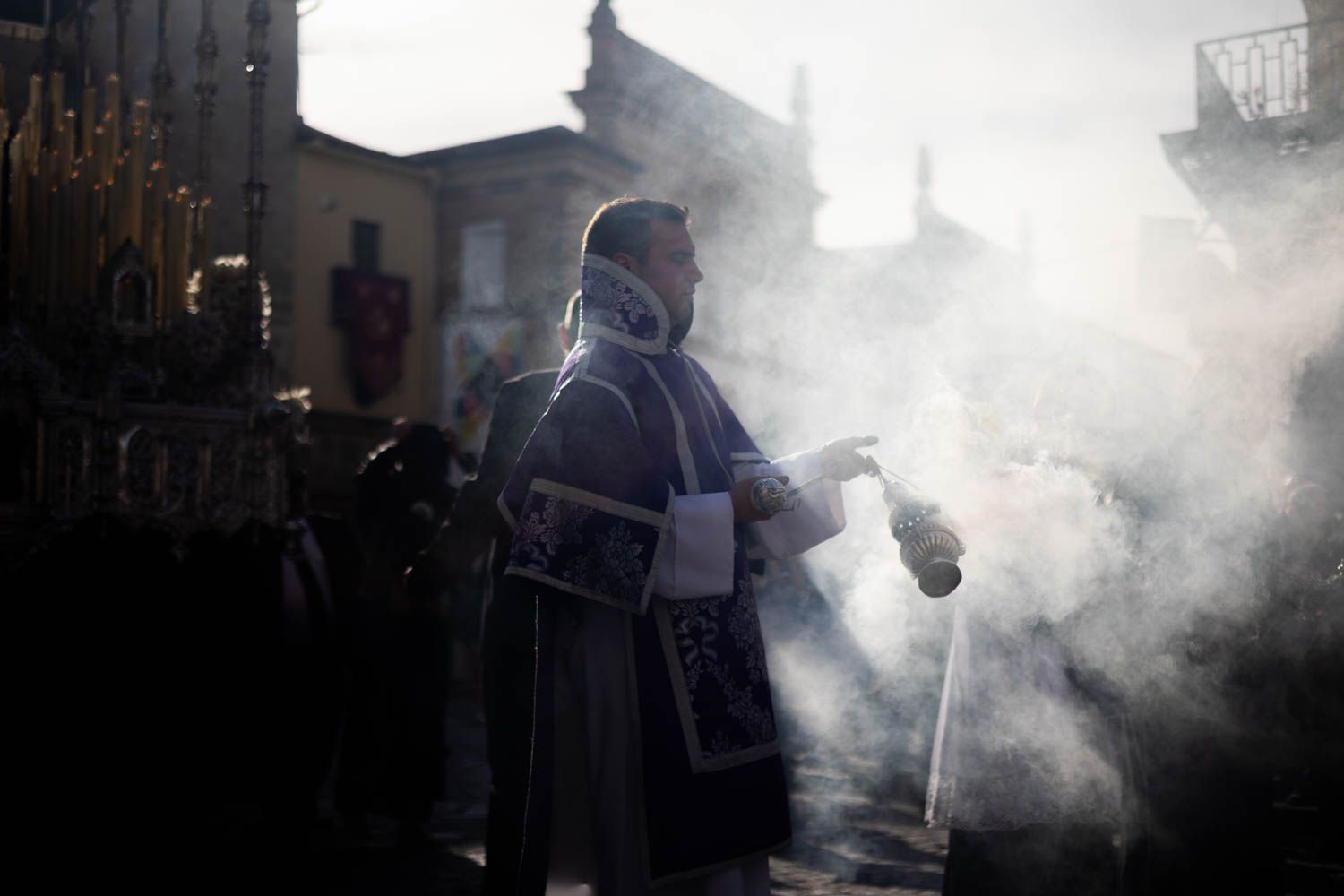 A través del humo del incienso, Jerez despierta tras una larga madrugada