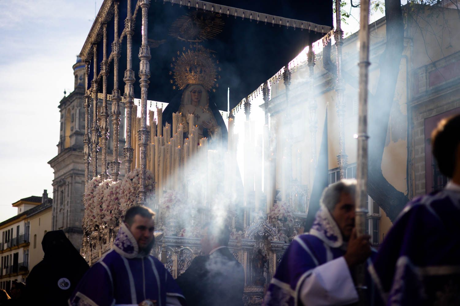Las primeras luces del día para La Virgen de la Piedad