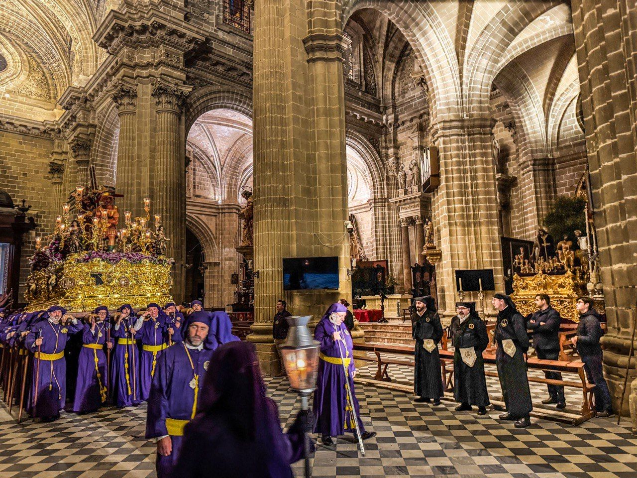 El Prendimiento, refugiado en la Catedral, mientras transita el Nazareno en la Madrugada.  y el Nazareno coinciden por primera vez en la Catedral de Jerez.
