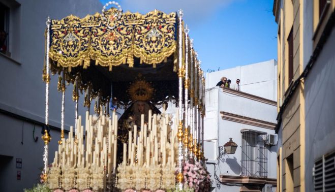  El palio de la Concepción Coronada cuajada de flores rosas en su paso de palio.