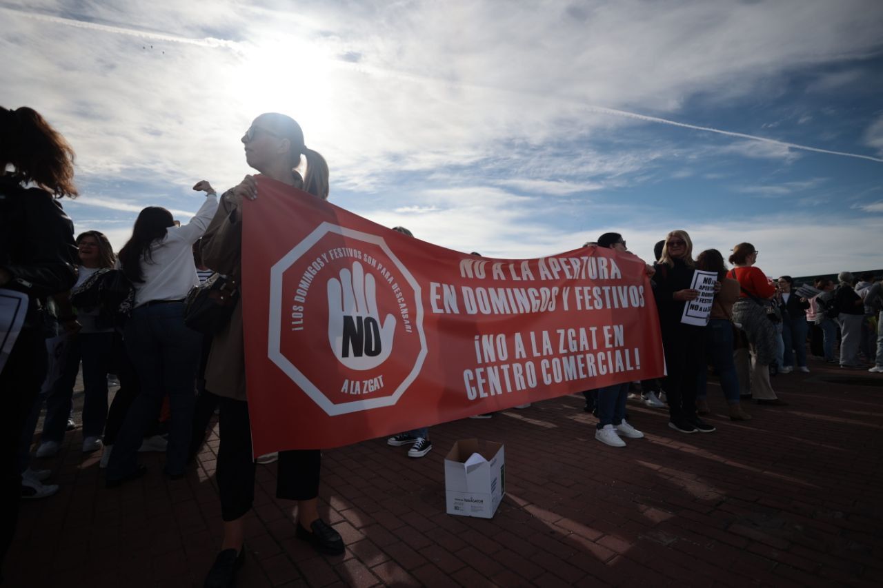 Concentración de trabajadores de comercios de Jerez, protestando por la apertura en festivos de Semana Santa.
