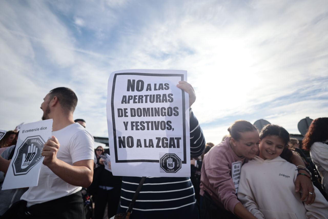 Una trabajadora de comercios enseña una pancarta durante la protesta contra la apertura tras anularse la ZGAT.
