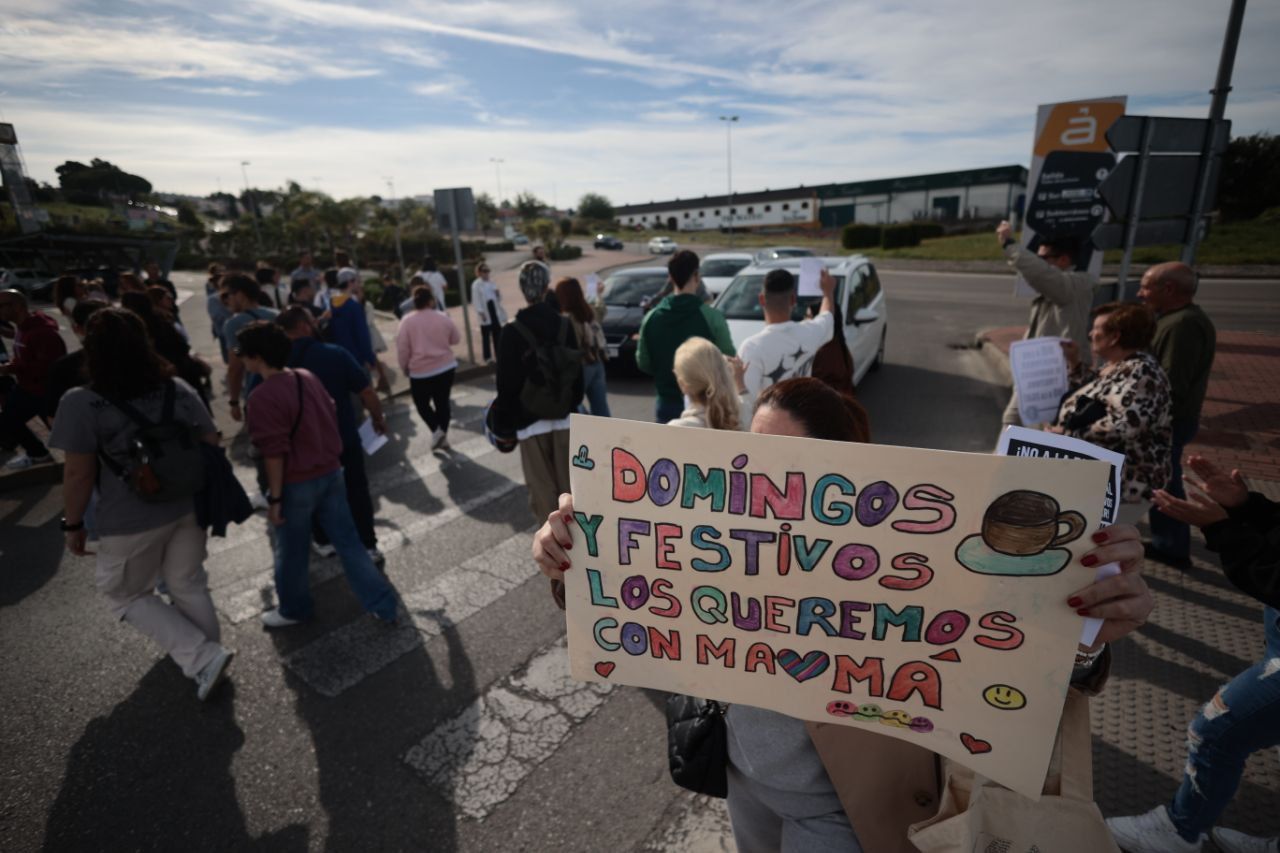 Trabajadores protestando por las aperturas de comercios de Jerez en festivos.