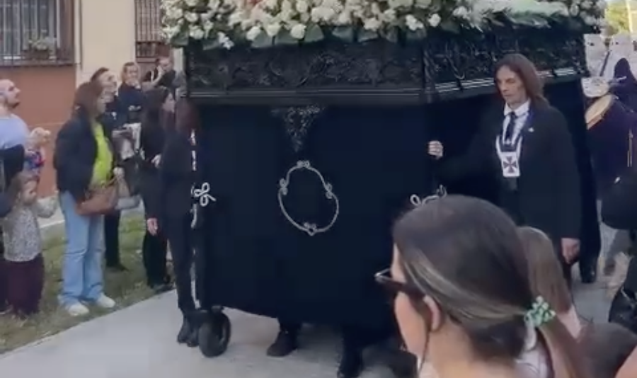El paso con ruedas de la Virgen de la Trinidad de Puerto Real.