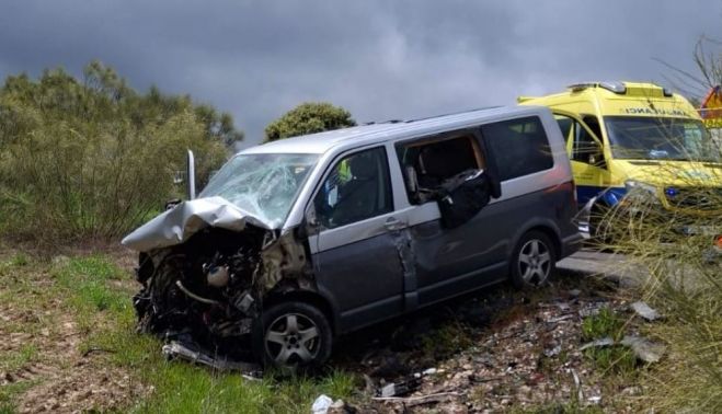 Una furgoneta, destrozada tras el accidente en Olvera.