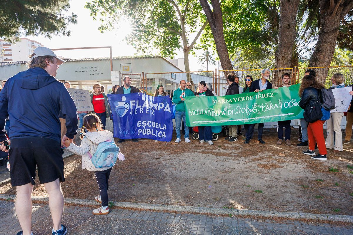 Concentración en la puerta del CEIP Antonio Machado contra los recortes.