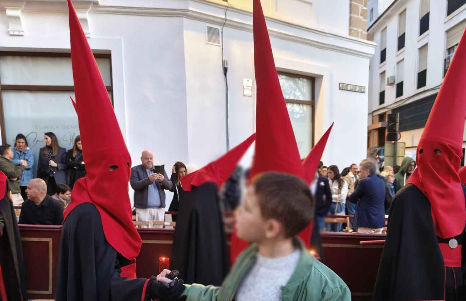 Un niño agarra la mano de una nazarena en una de las imágenes más entrañables de la Semana Santa.
