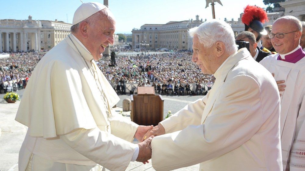 El Papa Francisco, con su antecesor, Benedicto XVI.