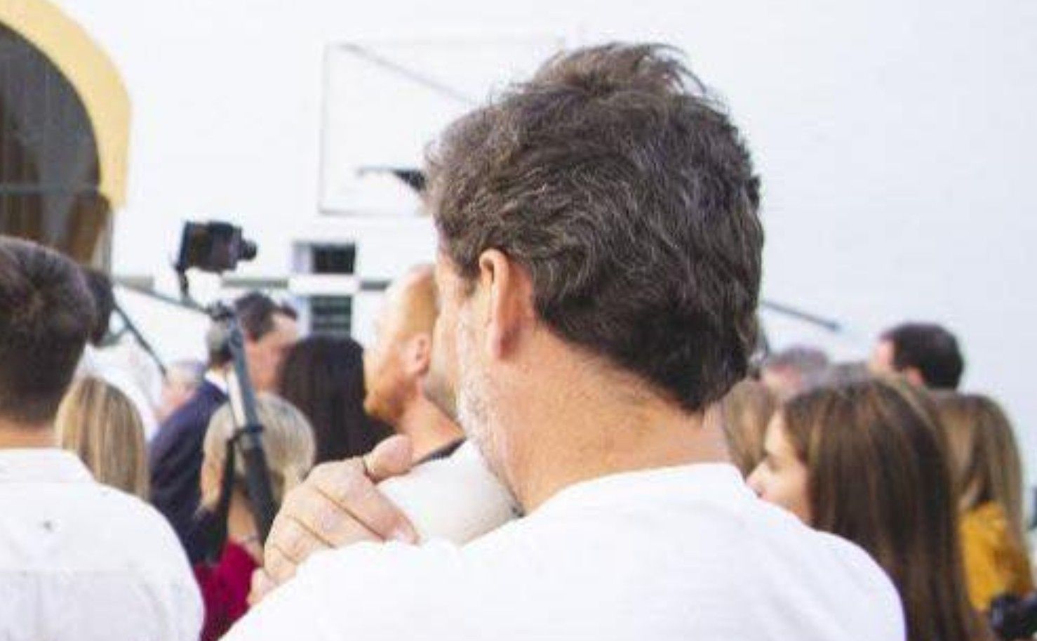 La imagen del costalero fallecido, de espaldas, en la imagen que acompaña a la publicación de Luis Prieto. La imagen del costalero fallecido, de espaldas, en la imagen que acompaña a la publicación de Luis Prieto.