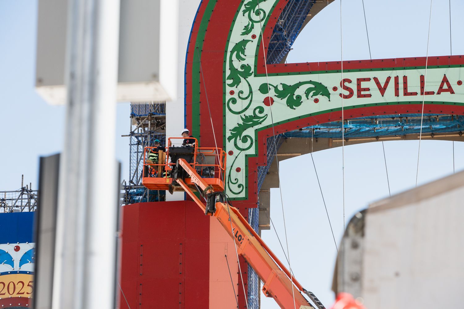 El remate del montaje de la portada de la Feria de Sevilla, días atrás.