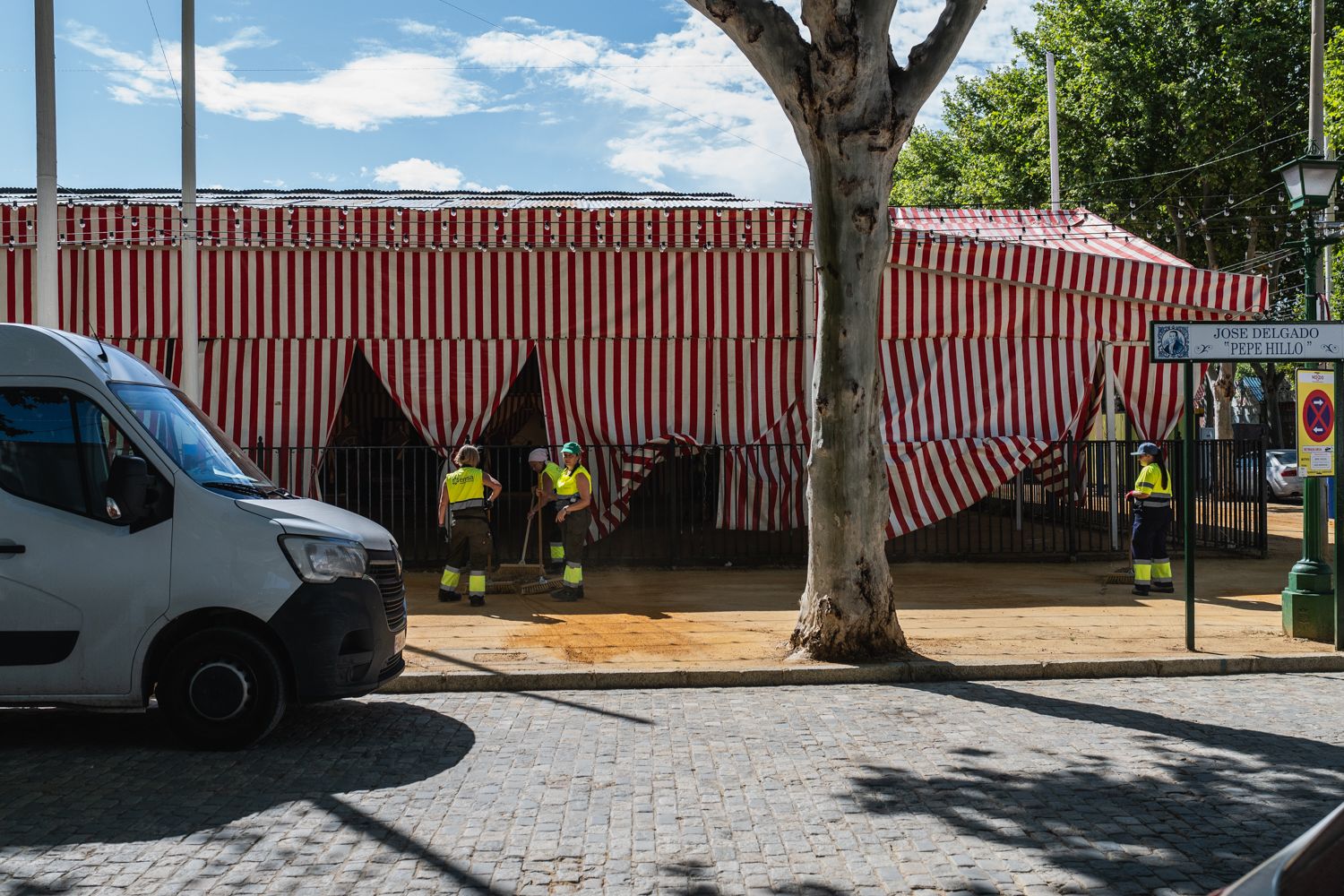 La Feria de Sevilla durante los últimos días de montaje.