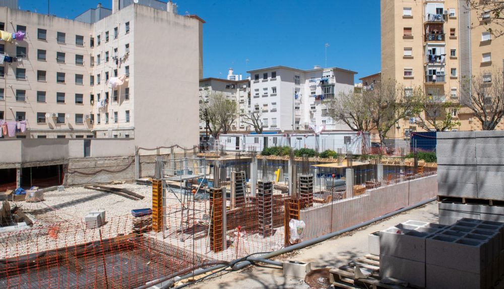 Solar en construcción ante los pisos del Cerro del Moro este lunes.