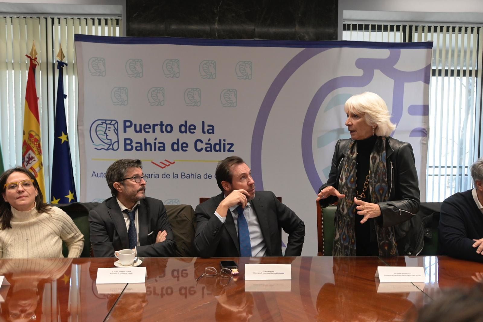 El ministro Óscar Puente, en una visita a Cádiz, junto a Teófila Martínez.