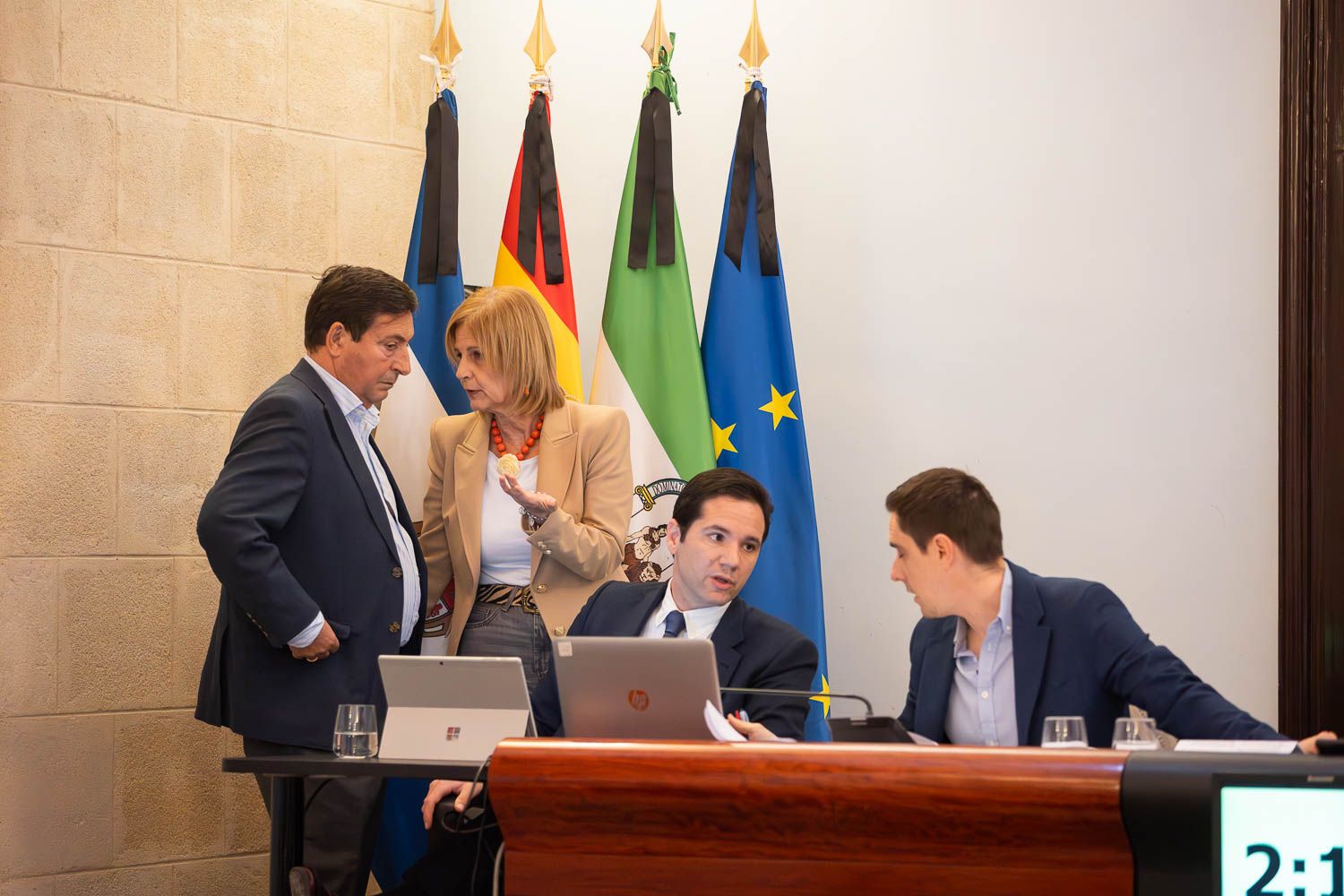 La alcaldesa, María José García-Pelayo, comenta algo al delegado de Economía, Francisco Delgado.