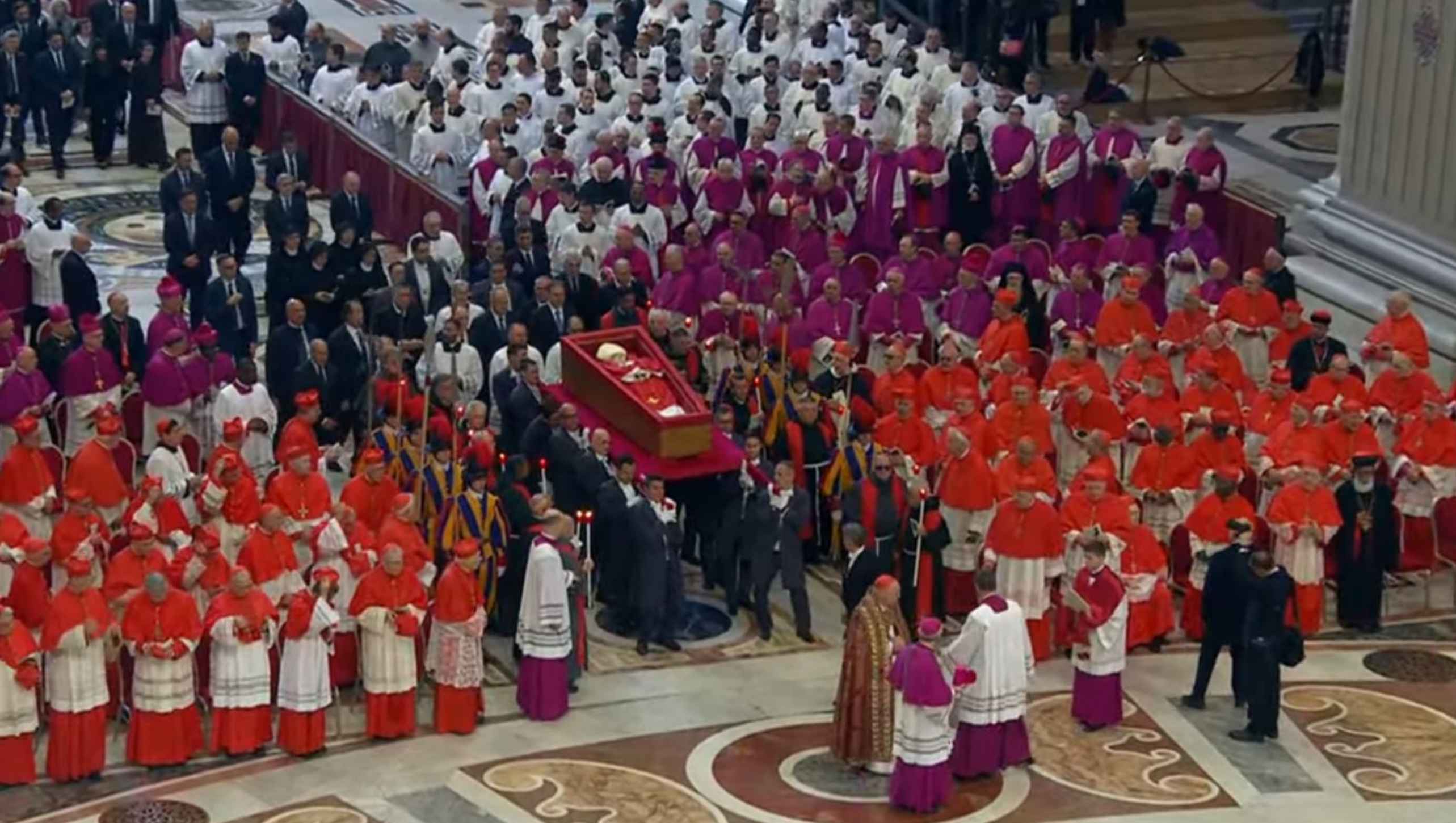 Un momento del traslado del féretro del Papa Francisco.