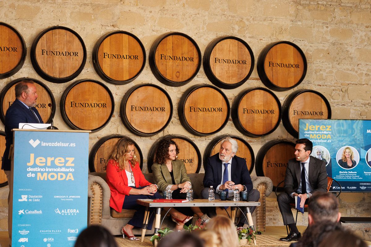 Mariola Valiente, directora del centro de negocio inmobiliario de CaixaBank en Andalucía, Silvia Ramos, de Salacal Arquitectura, Agustín Muñoz, teniente de alcaldesa y Fernando García Romero, CEO de Iniciativas Inmobiliarias y Jove.