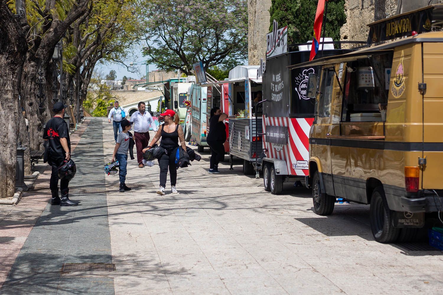 Montaje de la la Feria de Food Trucks en la Alameda Vieja.