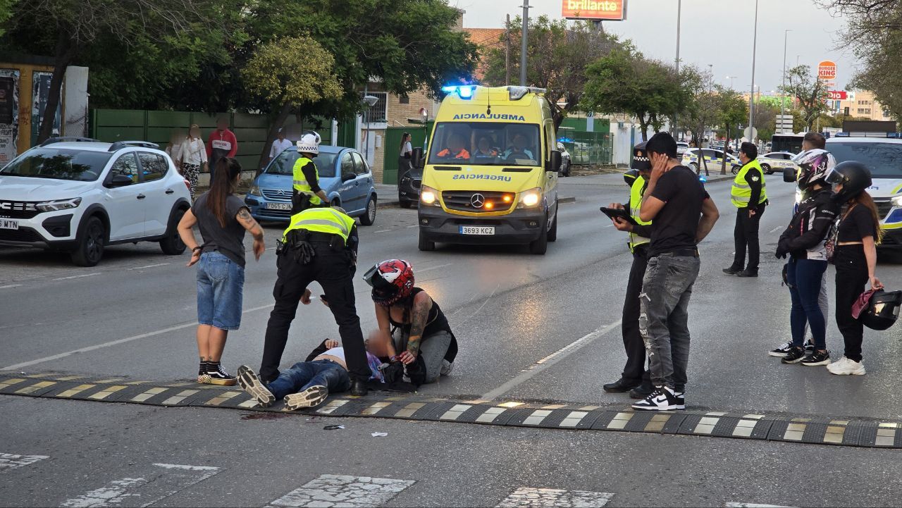 El hombre, tendido en el suelo, tras caer de su motocicleta.
