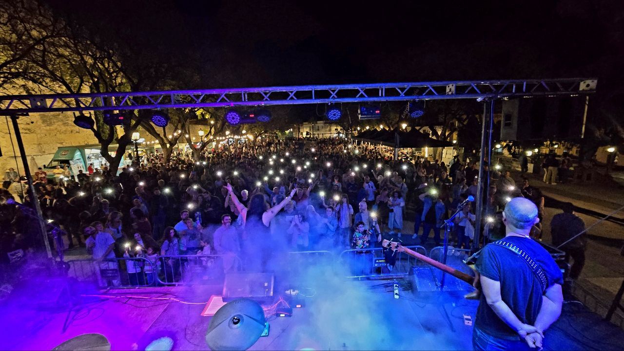 Espectacular ambiente en la Alameda Vieja en el tributo a Queen.