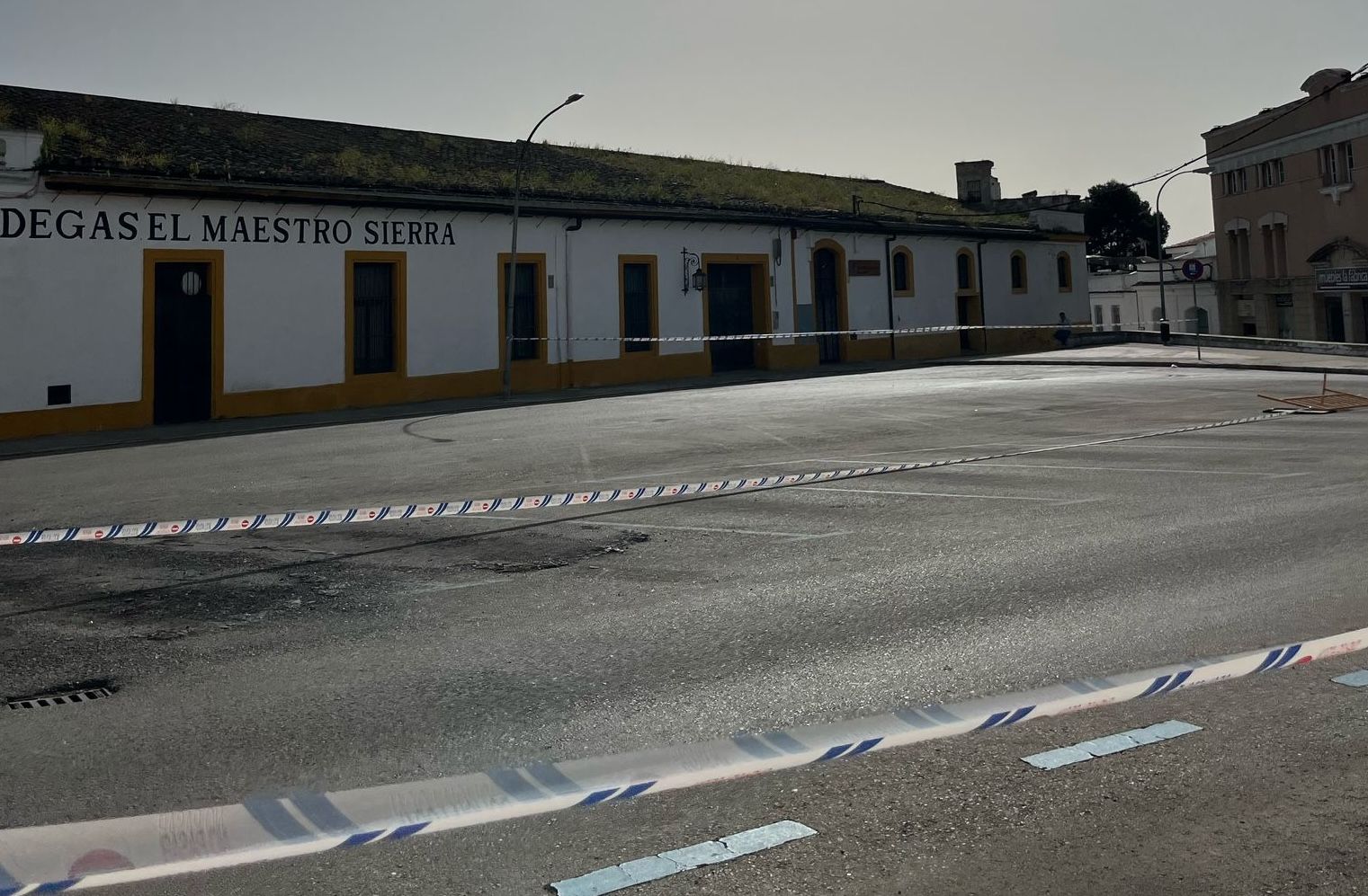 Imagen insólita de la plaza Silos, en el centro, con todas las plazas de aparcamiento para residentes anuladas por la motorada.