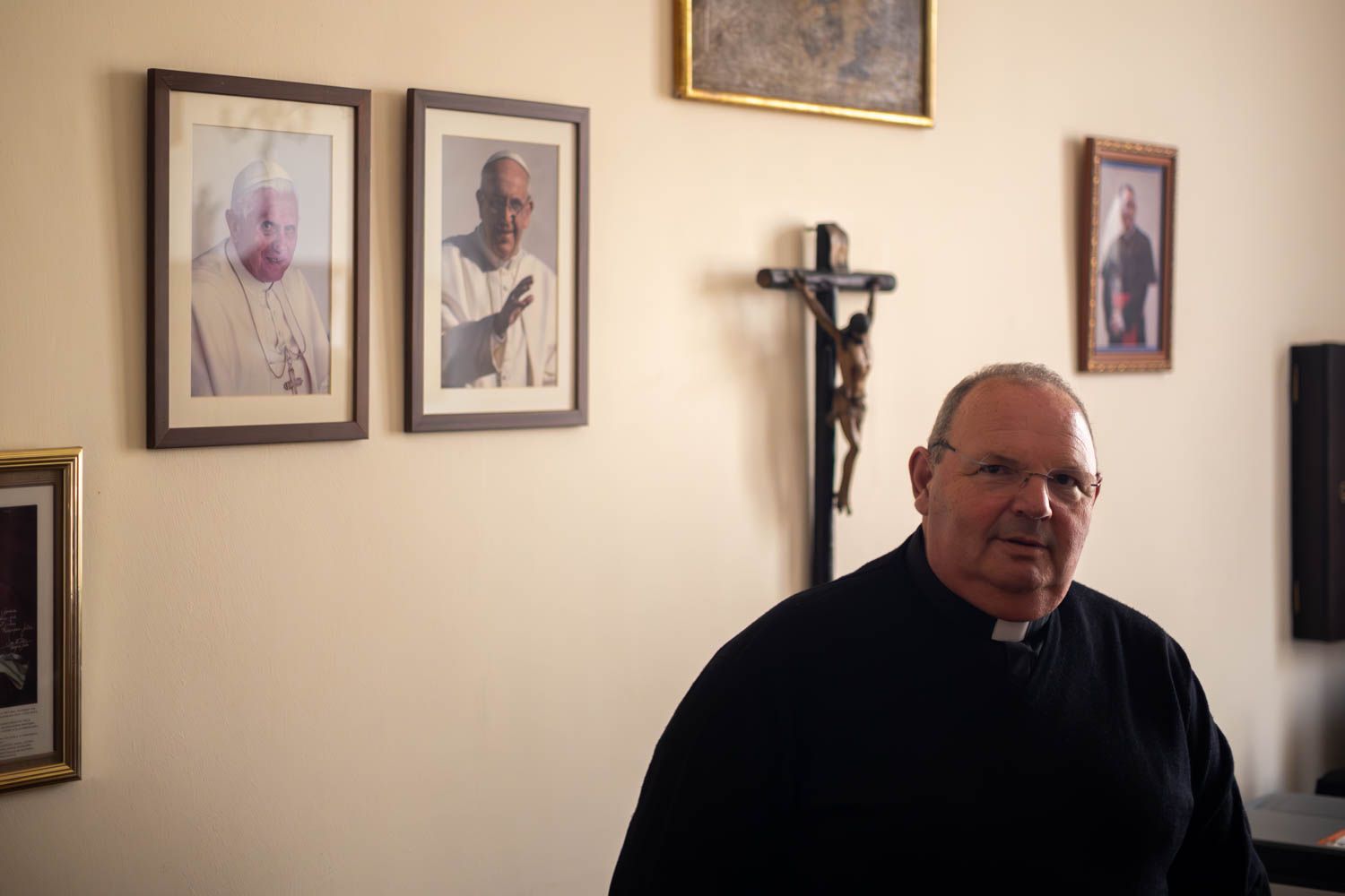 El padre Enrique Soler en su despacho con las imágenes de los Papas Benedicto y Francisco. El padre Enrique Soler en su despacho con las imágenes de los Papas Benedicto y Francisco.