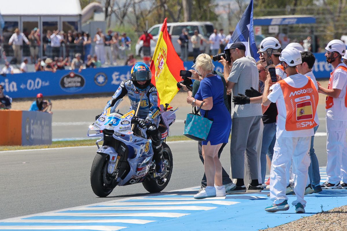 Alex Márquez coge la bandera para celebrar su primer triunfo de en la categoría reina en Jerez Alex Márquez coge la bandera para celebrar su primer triunfo de en la categoría reina en Jerez
